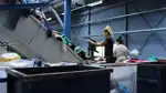 Textilier sorteras i återvinningsanläggning