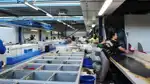 Textilier sorteras i återvinningsanläggning